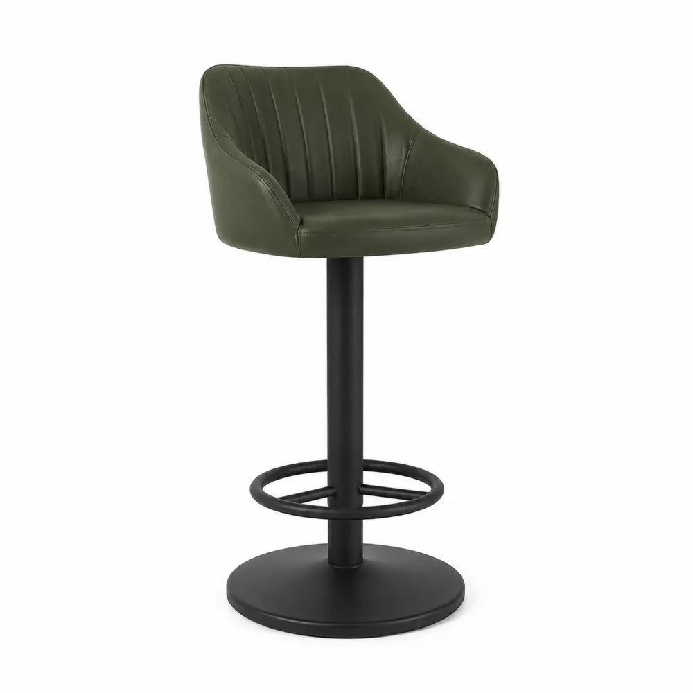 Taburete de bar regulable con respaldo y brazos tapizado en PU verde oliva estructura de acero negro base circular con reposapiés 56 cm x 55 cm x 101 cm