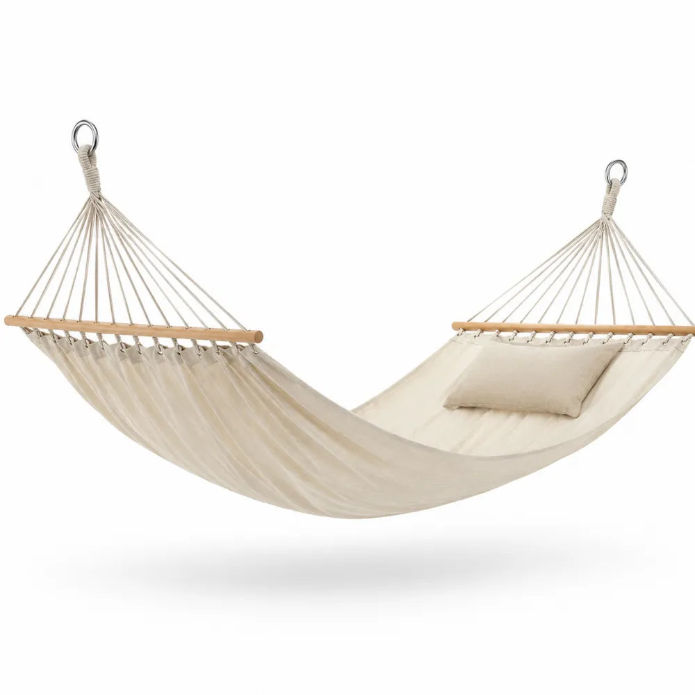 Hamaca colgante de lona con barras de madera y cojín color beige crema con cuerdas de suspensión y anillas metálicas